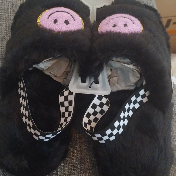 Slippers - Picture 2 of 5